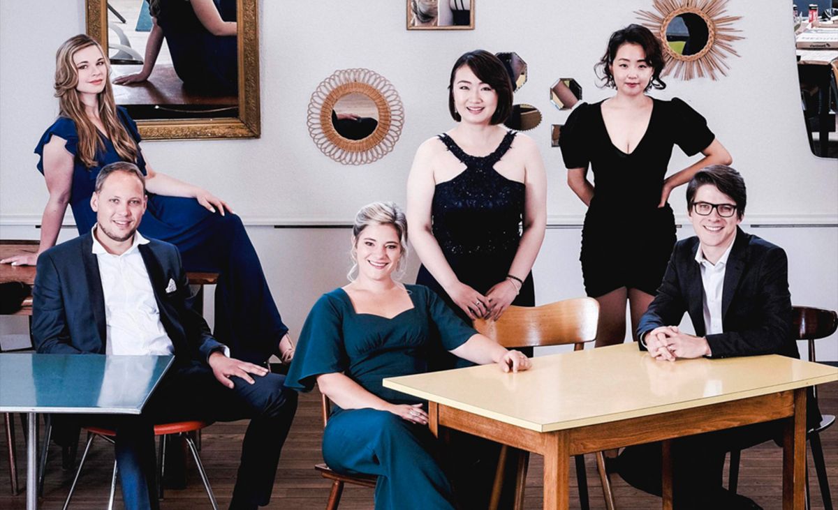 De gauche à droite : Lauranne Oliva, Damien Gastl, Elsa Roux Chamoux, Liying Yang Rosa Ji-Hyun Kim et Levi Gerke, piano